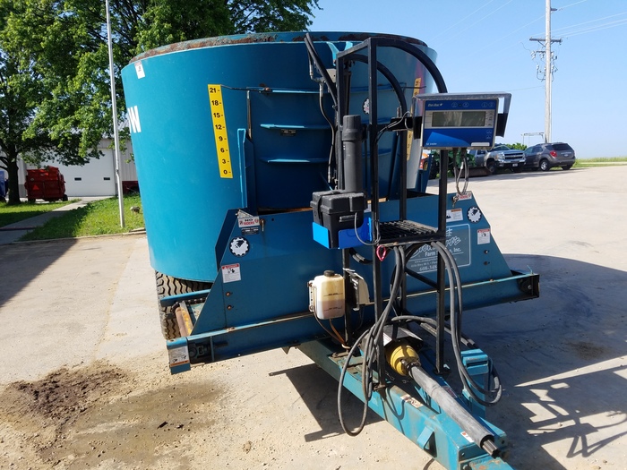 USED LUCKNOW 2420 VERTICAL TMR MIXER Inventory Steinhart's Farm